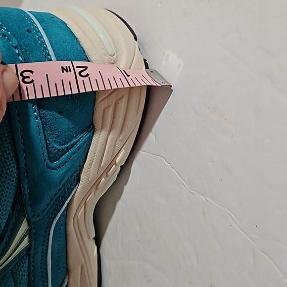 Vionic Suede Lace Up Walking shoe nwot size 8 turquoise blue lace up nwot. - Picture 5 of 7